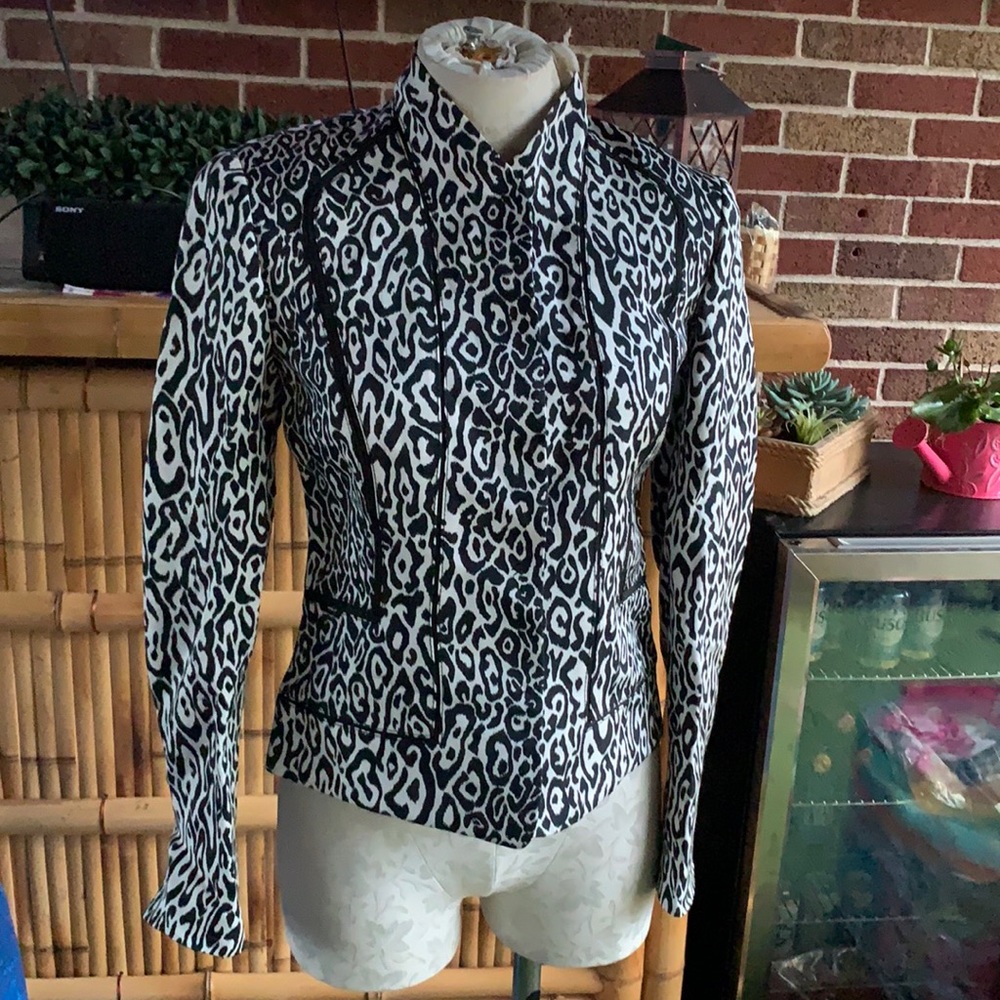 ❤️🔥Elie Tahari blazer ❤️🔥 - Picture 1 of 10